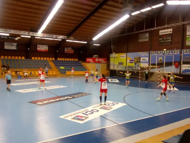 DS2: Dames 2 blijft aan kop.