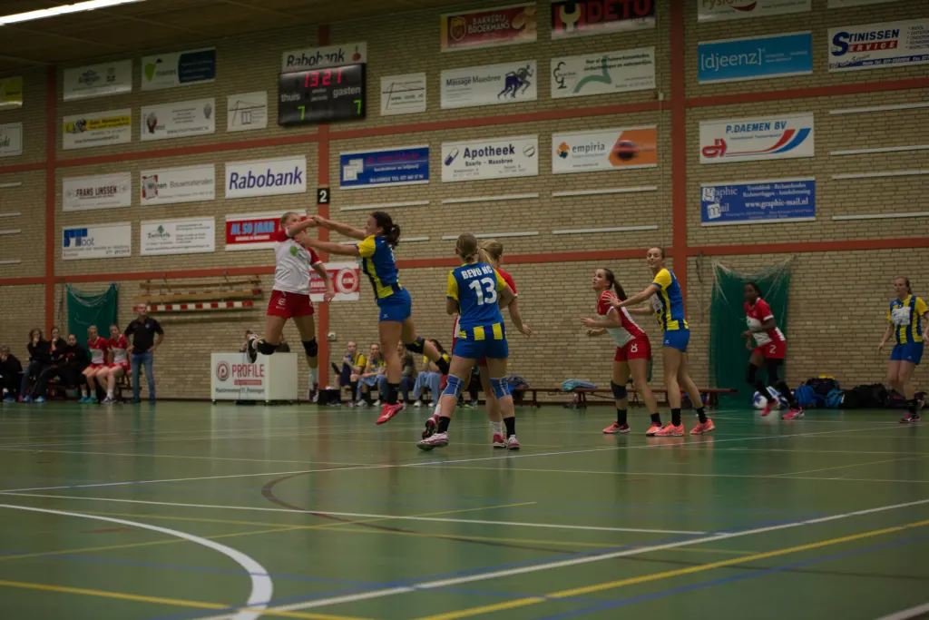 Dames 1 verovert koppositie