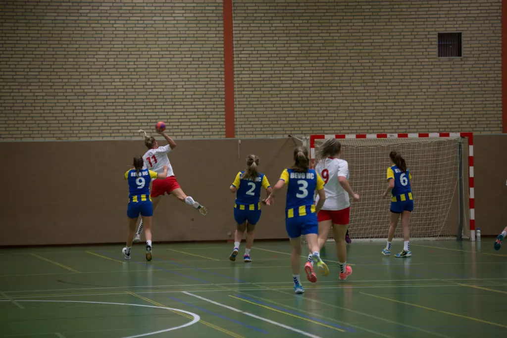 Dames 2 verstevigt eerste plek