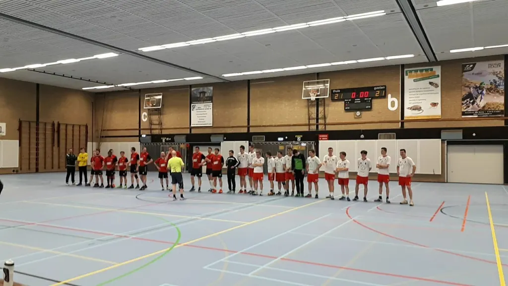 Breetse vechtmachine houdt punt over aan inhaalrace tegen koploper Manual